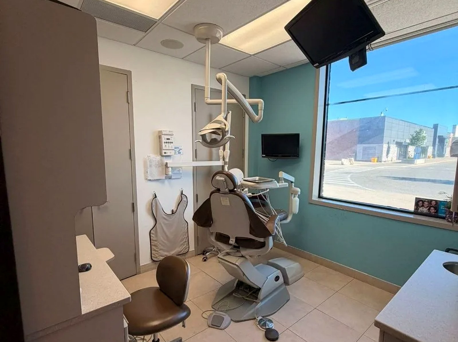 A real Trillium Dental Centre treatment room with chairside technology