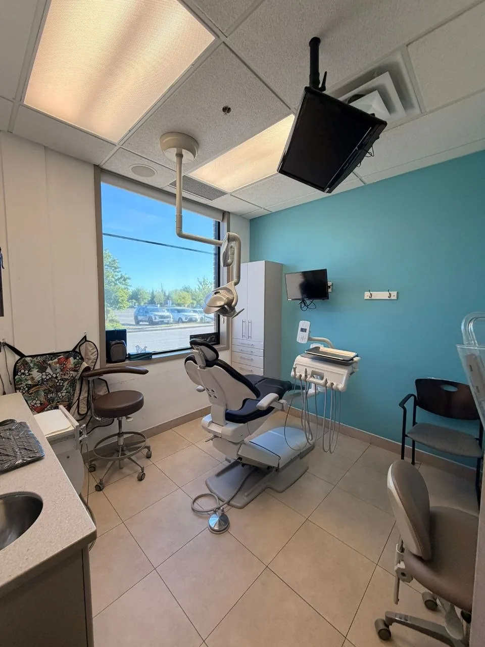 Dental treatment room with teal accent wall
